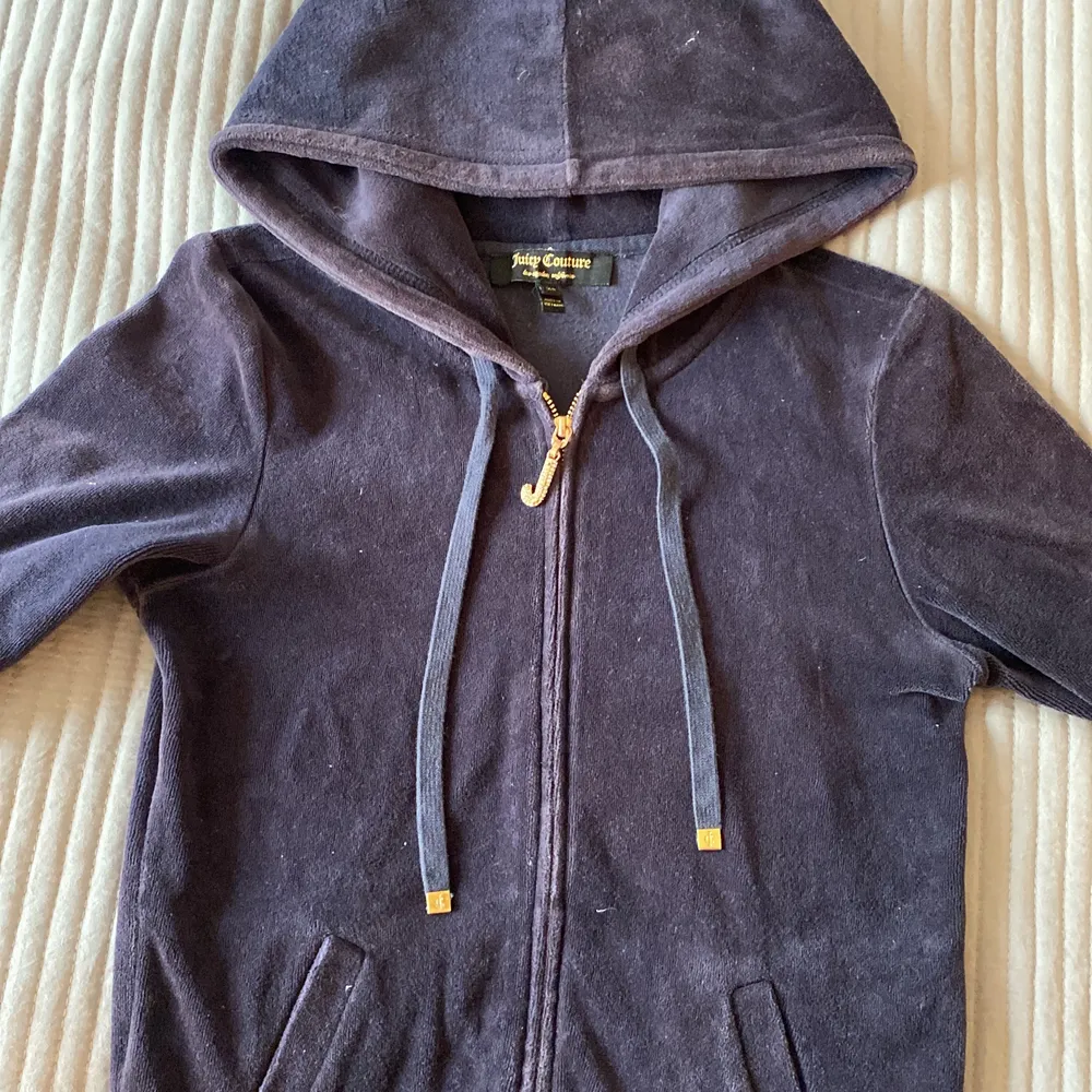 En mörkblå zip up hoodie från märket juicy couture i använt skick som jag säljer eftersom att den blivit för liten. Tröjor & Koftor.
