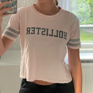 T-shirt - Så snygg ljusrosa t-shirt med gråa detaljer som funkar till allt!🙌🏼💕