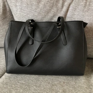 Don Donna - Josefine - Handväska från Don Donna i modellen Josefine. Använd ett fåtal gånger och är i mycket fint skick. Har 3 stora fack som stängs med dragkedja och 3 innerfack. 