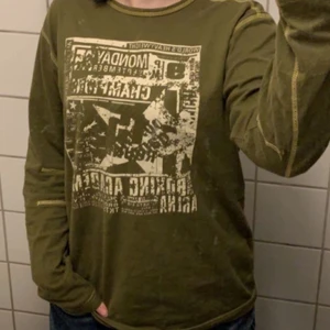 y2k grunge tröja - rkt fin långärmad grön grapich tröja, använd cirka tre gånger och det finns inte några defekter. 