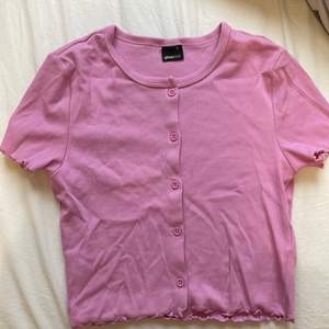 En fin rosa T-shirt från bikbok i storlek m passar mig som brukar ha xs eller S den är väldigt ny men inte riktigt min stil💗💗💗 skriv om ni vill ha fler bilder eller om ni undrar om frakt💗🫶 jag kan även mötas upp🫶🫶 köpt för 100kr säljer för 20kr🫶