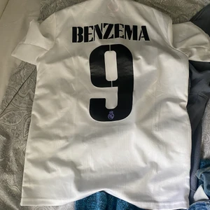 Fotbolls Tröja - Real Madrid tröja från säsong 22/23 Pris inte hugget i bröstet.