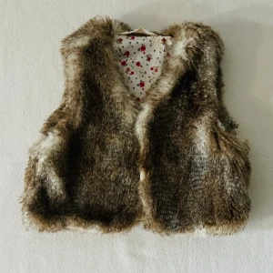 Päls vest  - Brun/grå vest med päls och ett blommigt fint mönster i insidan 
