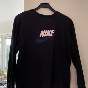 Sweatshirt från Nike  Det är juniorstorlek L  Skulle säga att vanlig storlek är XS/S