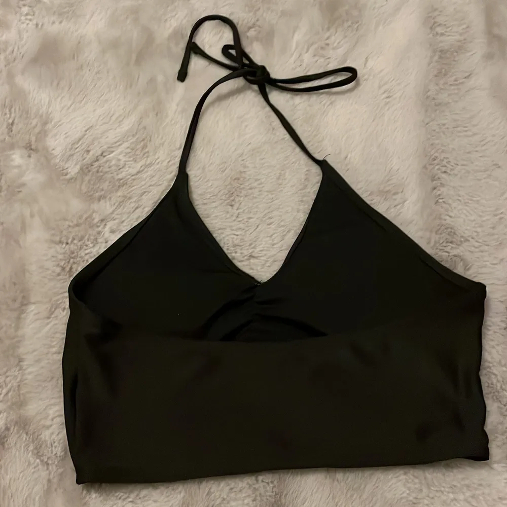 svart bikini från shein, säljer endast överdelen‼️ strl s men passar även m. 40kr+frakt☺️💛. Toppar.