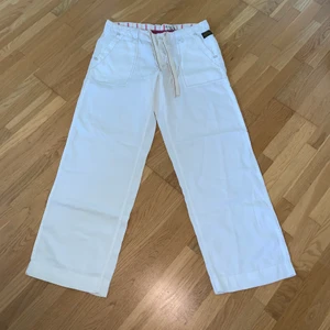 replay linnebyxor - vita linnebyxor från märket replay !!! coolt rosa beige mönster på insidan och en band i midjan för att reglera storleken. innerbensmått 77cm, midja ca 40cm