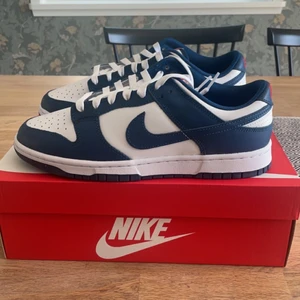 Nike dunk low varian blue - Säljer ett par Nike Dunk Low Varian Blue Strlk 42.5 Skick 10/10 (aldrig prövade) Bin 1700 Bid 1500  Meetup i Varberg eller köparen står för frakt!
