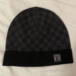 Louis Vuitton Mössa - Tjena, säljer min Louis Vuitton mössa då den bara ligger på en hylla. Skick 10/10 använt den 2-3 ggr. Vill ha ca. 2500 men priset kan diskuteras. (Den här modellen säljs ej mer)