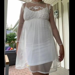 Vit klönning - Supersöt student/vardags/vad man vill -klänning, aldrig använd. Den är i två delar, en underklänning och ett mesh-överdrag