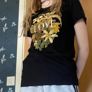 Love tshirt - Tröja som det står love på :) Vill du köpa mer än en sak kan vi lösa pris osv! Jag är 164 och har oftast S eller XS