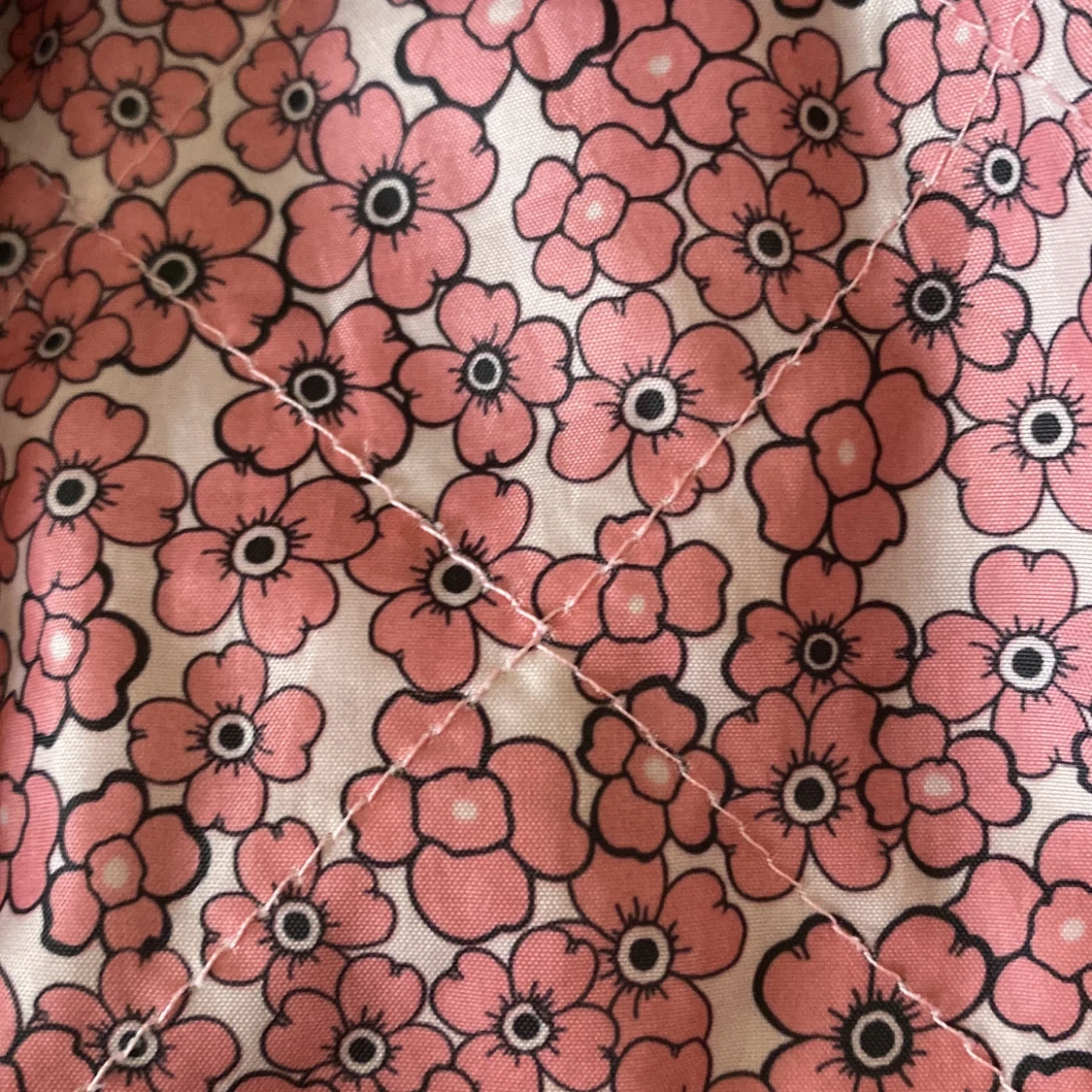 Svart jaka med blommigt innertyg  - 91