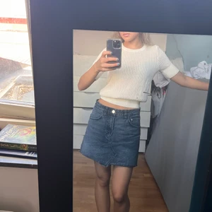 Hålstickad topp - Så snygg Hålstickad topp i storlek S från & Other stories. Väldigt sparsamt använd så i mycket fint skick 💕