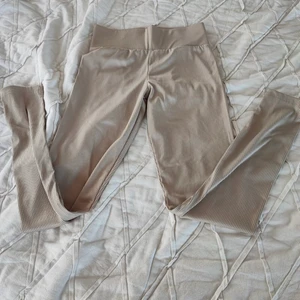 TRÄNINGSTIGHTS SOC - Ribbade högmidjade träningstights från SOC. Aldrig använda då de var för stora för mig, passar nog även en M. Nypris 499kr. Eventuell frakt betalas av köparen