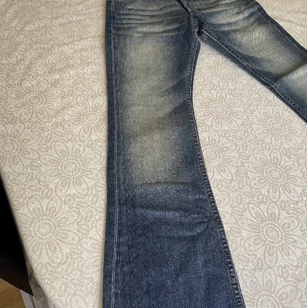 KÖP INTE DIREKT!!!!!! budgivning på mina snygga lee jeans i storlek 26, innerbenslängd 75/76cm. Sitter bootcut. Nyskick med alla lappar kvar och aldrig använda eller testade. Köptes för 749. Jeans & Byxor.