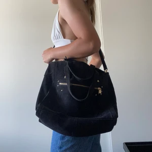 Stor väska i mocka - Köparen står för frakten. Priset kan sänkas vid snabbt köp. Hör av dig vid fler frågor🤗