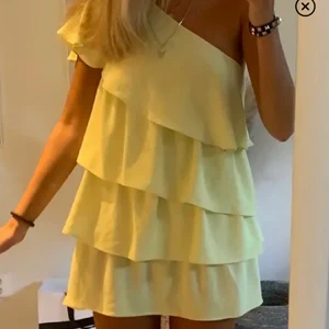 Gul klänning - Gul klänning från Zara, endast använd 1 gång. Har inga bilder med klänningen på! (Mindre i storleken, passar mig som är S)