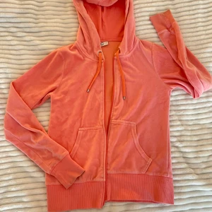 Rosa zip hoodie - Zip hoodie från Cubus i velvet material. Aldrig använd men köpt secondhand 