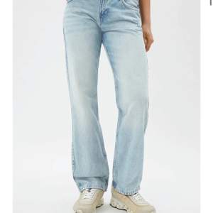 Jag säljer mina ljusblåa jeans ifrån Weekday, aldrig använda ( lånad bild ifrån weekdays hemsida ) intresserad av fler bilder skicka i chatten! ☺️