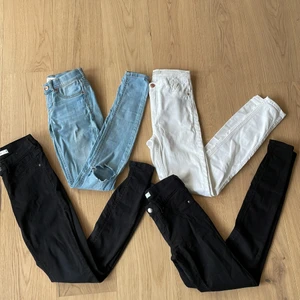Jeans - Skinnyjeans Alex/Molly från Gina Tricot. Strl S på alla förutom ett par svarta som är strl M. Paketpris 150kr, styckpris 50kr. (Svart strl S Såld, nytt paketpris: 100kr)