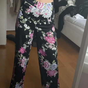 Byxor strl xs - Byxor flerfärgade