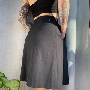 STOCKH LM kjol - • Oanvänd svart kjol som räcker till knäna • Har fickor på båda sidor, jättefint material med dragkedja på baksidan. Självklart hänger den lilla metallringen med märket ”STOCKH LM” fast på sidan. Mäter 70 cm i midjan, och 55 cm i längd.