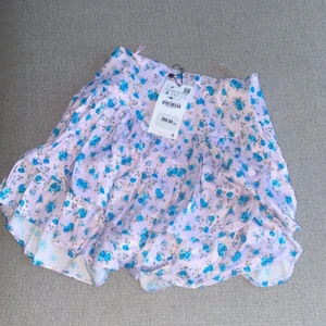 Volangkjol från zara  - En jätte söt oanvänd zara kjol men lappen kvar. Strl S, passar även xs och m. Helt slutsåld, köpt för 299 kr.