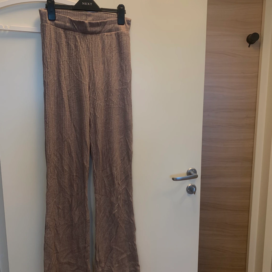 Ribbade utsvängda byxor