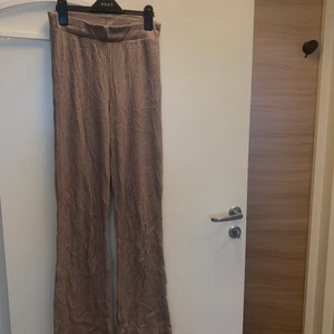 Ribbade utsvängda byxor - Beige färg. Fint skick