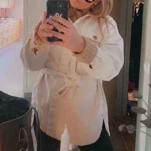 Jeanskappa  - Snygg ”vit” jeans kapp från bikbok