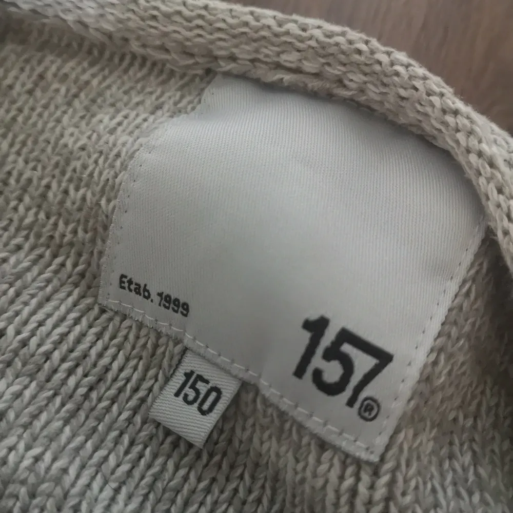 En tröja från lager 157 storlek 150. Stickat.