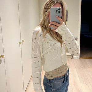 Lindex kofta - Super fin kortare kofta som är perfekt till sommaren över en klänning eller till en kjol/jeans från Lindex i storlek XS men passar XS-M🤍🤍