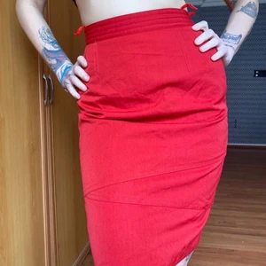 Hirsch collection kjol - Storleken är 38 men jag brukar bära S eller M. Produktens insida har små hål från torktumlaren, men det är inte synligt från utsidan.