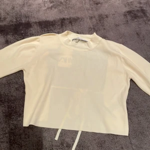Zara tröja - Säljer nu denna ljus gula tröja som är öppen i ryggen med knyt band. Jag beställde den från zara men gillar inte färgen har testat den en gång så den är inte använd. Prislappen är kvar och den kostade 259 kr. Den är i storlek m men passar mig som är i xs