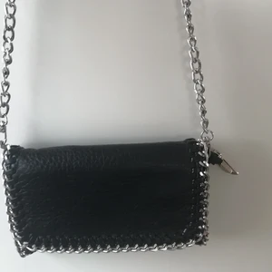 Tiamo väska - En svart praktiskt väska i fintskick. Start pris-280kr Skriv om ni har frågor:)😀