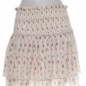 Kjol - Fin blommig kjol endast testad. Säljer då den är lite för stor för mig💕