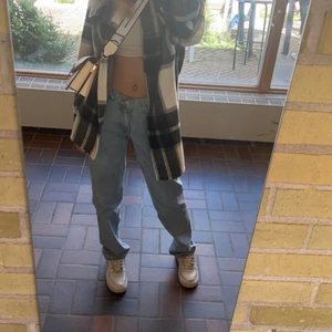 Lågmidjade jeans, Monki - Lågmidjade blåa jenas ifrån monki, kommer inte till användning. De är som nya 