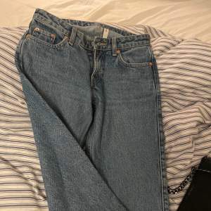 Säljer nu dessas populära snygga jeans från weekday eftersom att de tyvärr har blivit för små, de är i storlek 24/30 och passar någon som är än xxs eller xs💕