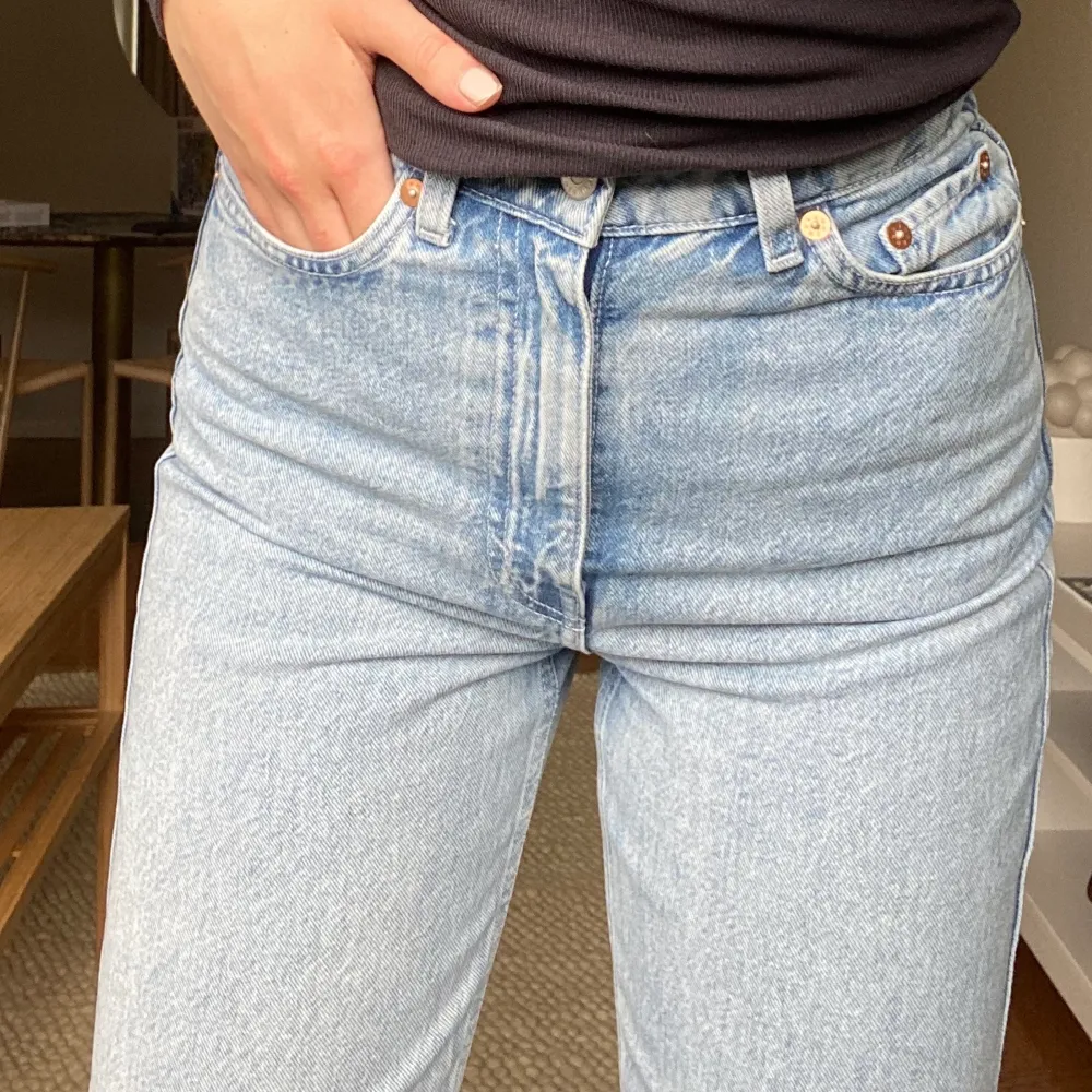 Säljer mina jeans från Weekday i storlek 25/32 i superbra skick!!! Nypris 500:- 💕 Köparen står för frakt. Jeans & Byxor.