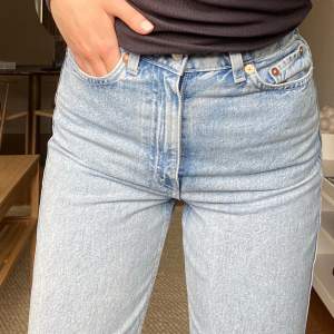 Säljer mina jeans från Weekday i storlek 25/32 i superbra skick!!! Nypris 500:- 💕 Köparen står för frakt