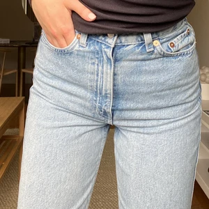 Weekday Rowe extra high straight jeans - Säljer mina jeans från Weekday i storlek 25/32 i superbra skick!!! Nypris 500:- 💕 Köparen står för frakt