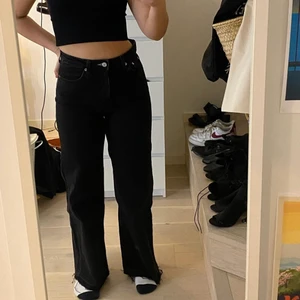 Weekday ace jeans  - Dessa fräsiga jeansen är från weekday i modellen ace, storlek 28/32. Dom är svarta i en aningen uttvättad nyans, och uppsprättade sömmar långst ner. Jag är 170cm lång och dom lägger sig en bit över skorna. (Köpare står för frakt).