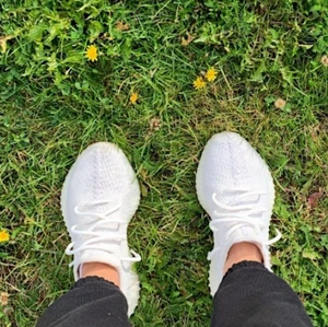 Yeezy cream white dam - Tänkte nu sälja dessa godingar då jag tyvärr inte använder dom längre pga att det inte är min stil! Jättefina och väldigt bekväma skor, storleken är 38 och  2/3, passar till någon med storlek 38 eller 39. Dom är såklart äkta, kvitto & låda fås med 🥰