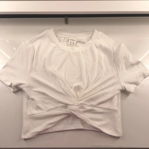 Tröja storlek 152 - Tröja från SHEIN aldrig använt så därför bra skick. Köparen står för frakten💕