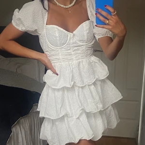 Studentklänning  - Volang klänning helt ny med prislapp på. 