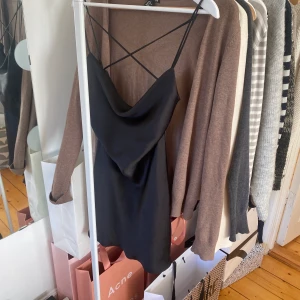 Satin klänning - Sjukt snygg klänning som inte kommit till användning! Jättefin och går både att stylea upp och ner. PRISLAPP KVAR alltså oanvänd