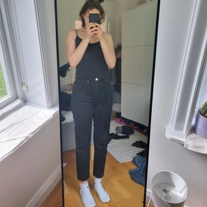 Ginatricot  - Svarta byxor från Ginatricot använda ett fåtal gånger och i fint skick. Hör av dig vid fler frågor. 