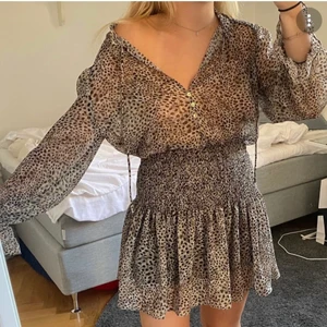 Zara klänning  - ||Alla bilder är lånade|| En jättefin trendig klänning från Zara, storlek M men passar mig som vanligtvis har S!!💞 säljer då den inte har kommit till användning:/ Skriv privat för frågor eller egna bilder🫶🏼 |billigare vid snabb affär|