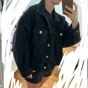 Zara jeansjacka i stl S svart - Zara jeansjacka i stl S. Använd ett fåtal gånger. Den har ballon-ärmar. 80-tals stil. Köparen står för frakten.