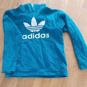 Adidas tjocktröja  - Enkel adidas tjocktröja, snöret till luvan är tyvärr borta 