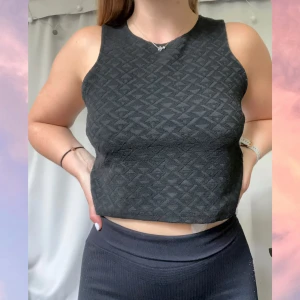 Mönstrat linne - Mönstrat linne i lite tjockare material. Lite croppad! Strl: L. OBS! Cirkapris på frakten, kostnad kan tillkomma. 